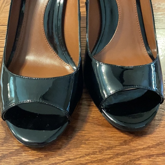 COLE HAAN BLACK PATENT LEATHER PEEP TOE HEELED PUMP. Size 6 - Picture 7 of 13